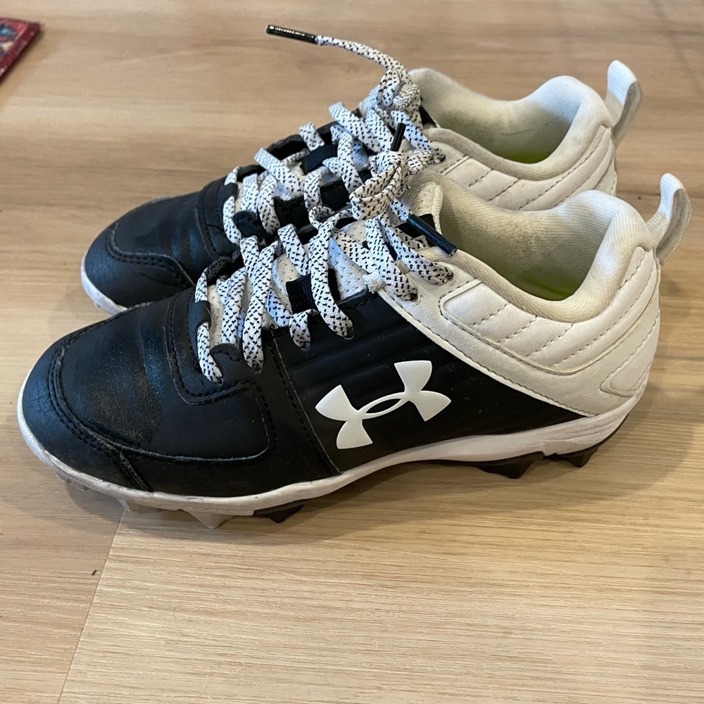 Under armor kids leadoff baseball cleats